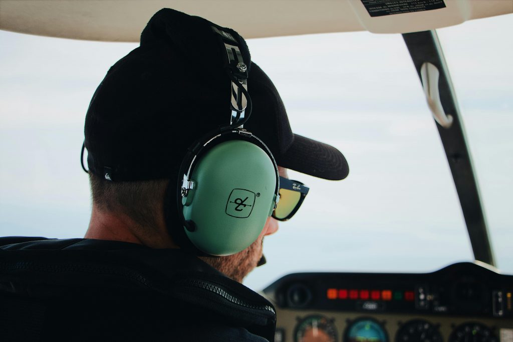 Pilote avion aux commandes avec casque