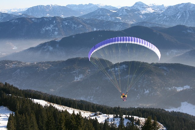 parapente en montagne en ski
