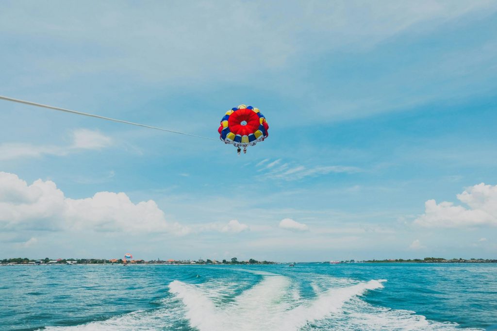 Parachute ascensionnel en bord de mer
